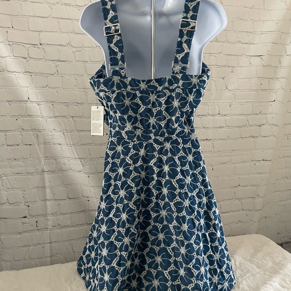 Guess - Picture 3 of 4